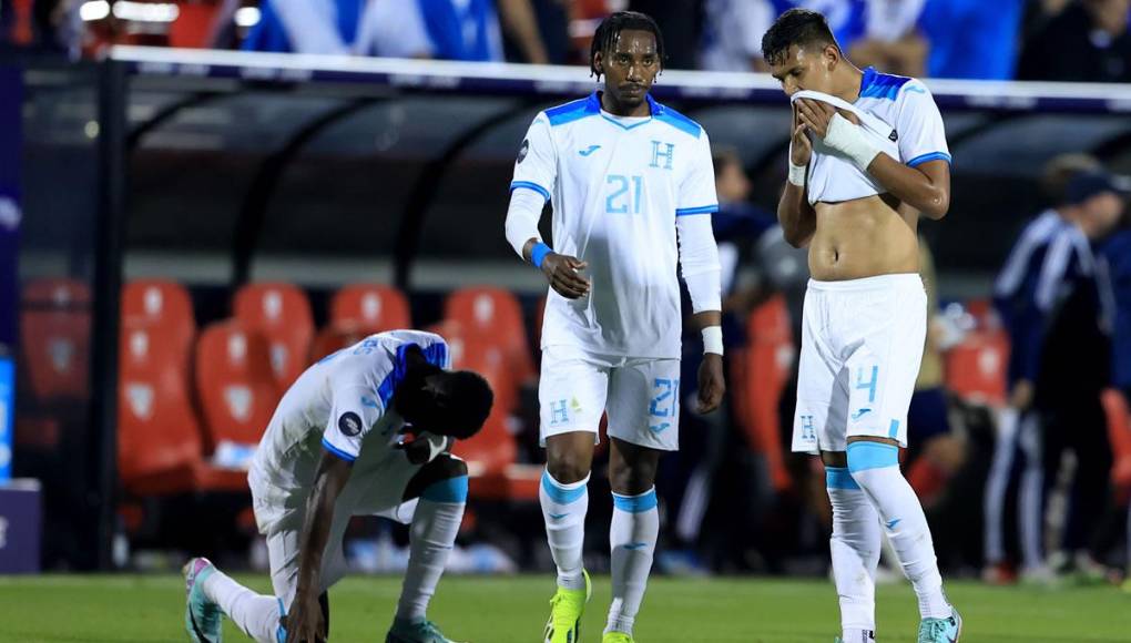 La tristeza de Luis Vega, Bryan Róchez y Wesly Decas tras el pitazo final del partido en Dallas.