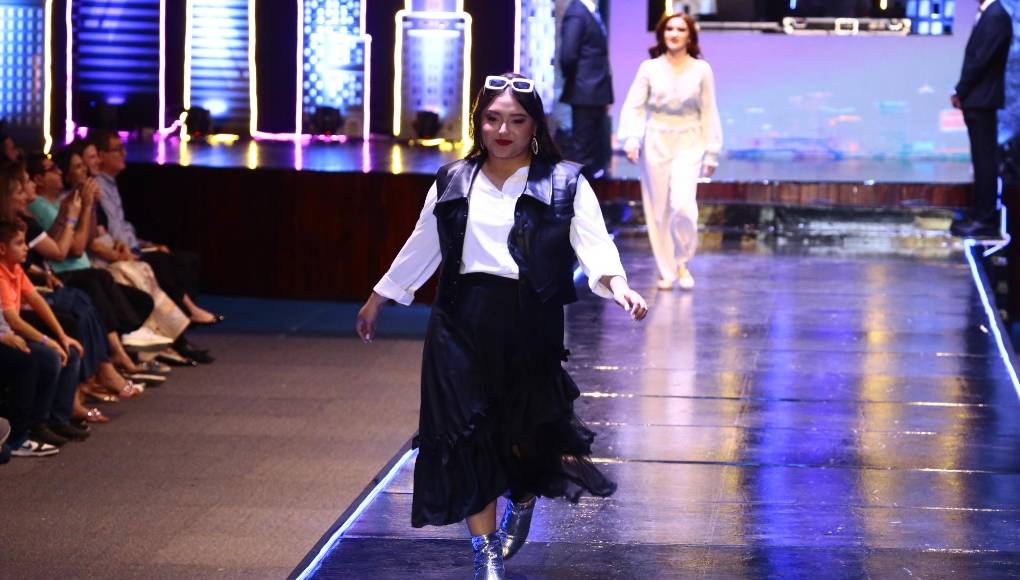 Los seniors de la EIS disfrutaron su momento sobre el escenario. 