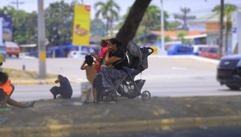 Esta mujer se encontraba con un grupo de niños pidiendo en las calles, una de las niñas más pequeñas desnuda bañándose en una cubeta con agua, sin pensar en la vulnerabilidad de la menor.