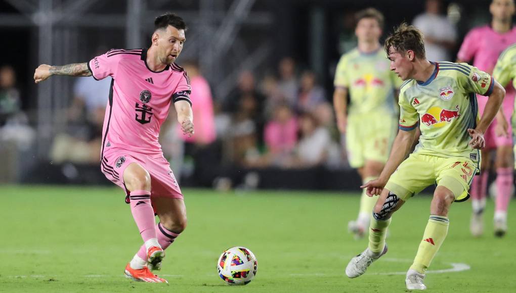 La MLS es la pionera de la iniciativa porque aún no se pronunció la IFAB, pero va en línea a los últimos intentos por impedir las pérdidas de tiempo innecesarias. Se implemento en la MLS Next Pro en la temporada 2023 con un 99,7% de cumplimiento dentro de las más de 3200 sustituciones registradas.