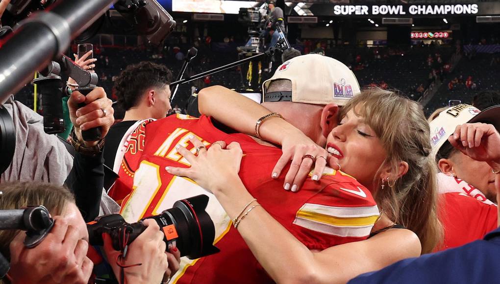 “Esto es sólo el comienzo para ellos como pareja y se avecinan muchos hitos. Taylor y Travis se toman tiempo el uno para el otro porque así lo desean. Ambos están muy orgullosos de la importancia de la familia y les encanta unir a sus familias y círculos muy unidos. Son genuinos, honestos, cariñosos y francos entre sí en todos los ámbitos. Ambos se animan mutuamente continuamente a ser lo mejor que pueden ser”.