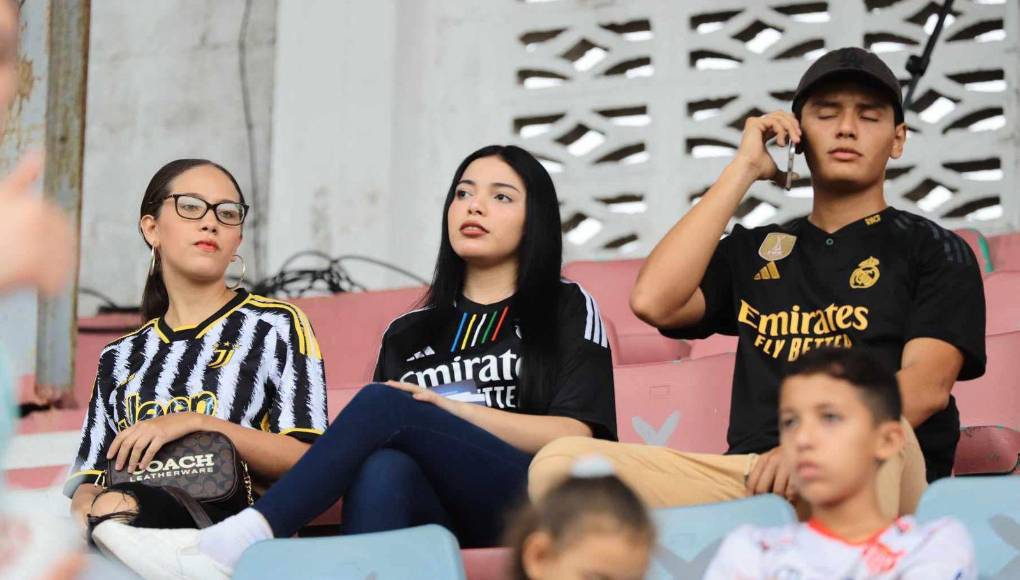 La chica que se robó las miradas en el estadio Ceibeño. 