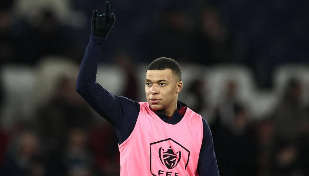 Cabe recordar que Cristiano Ronaldo comenzó su estadía en el Real Madrid con el mismo dorsal hasta que Raúl dejó vacante el 7, pero actualmente el dueño del icónico número es Vinicius y a pesar de que es la cifra favorita de Mbappé, el francés no se lo pediría al brasileño.