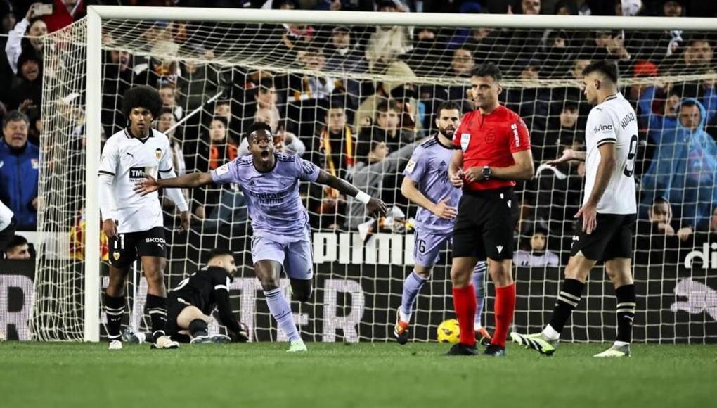 Gil Manzano pitó el final, no valió el gol de Bellingham y así corrió Vinicius a reclamarle al árbitro. Nadie se lo podía creer.