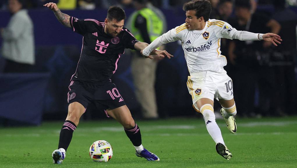 En una de las jugadas, el 10 de Galaxy sirvió a la derecha para Paintsil , que fue derribado por Busquets y el árbitro pitó penalti en el minuto 12.