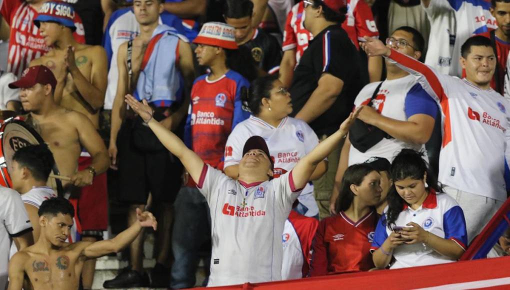 Los aficionados olimpistas explotaron de júbilo tras el gol de Edwin Rodríguez.