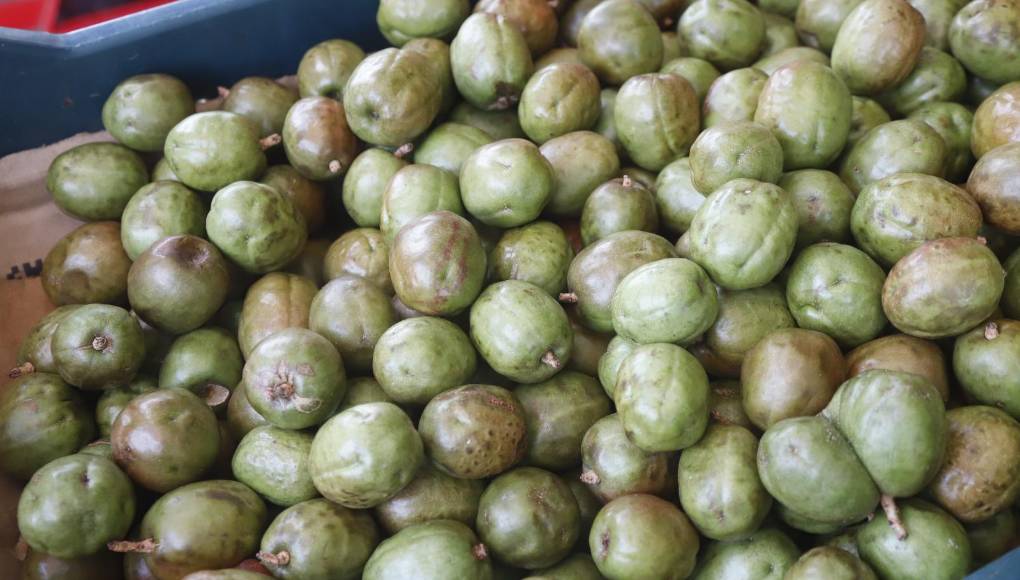 Al igual que los coyoles, las ciruelas también se encuentran a la venta en los mercados. Las ciruelas en miel es uno de los postres infaltables en esta temporada. La docena es ofrecida a L20. 