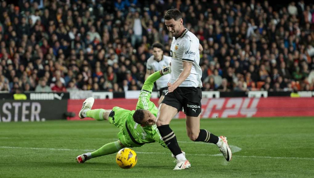 Dani Carvajal cometió terrible error al regalar el balón jugando para atrás, el ucraniano Roman Yaremchuk aprovechó para superar a su compatriota Andriy Lunin y poner el 2-0 en el marcador a favor del Valencia.