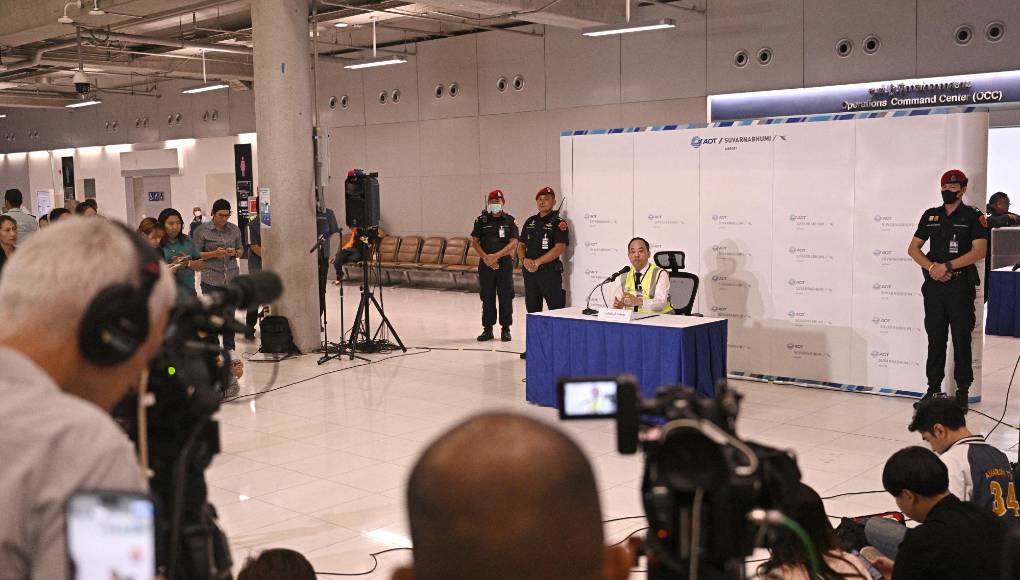 En una rueda de prensa nocturna, el director de la compañía pública Aeropuertos de Tailandia, Kittipong Kittikachorn, dijo que la víctima mortal pudo fallecer por un ataque cardíaco e indicó que los heridos, incluidos pasajeros con contusiones craneales, fueron ingresados en un hospital de Bangkok.