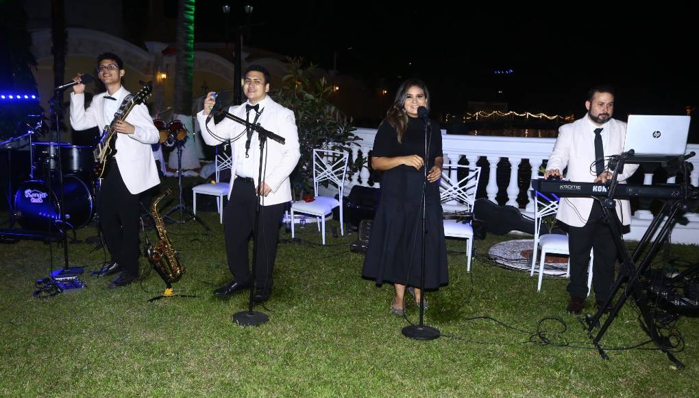 La agrupación Rouge ambientó el lugar con su música romántica variada. 