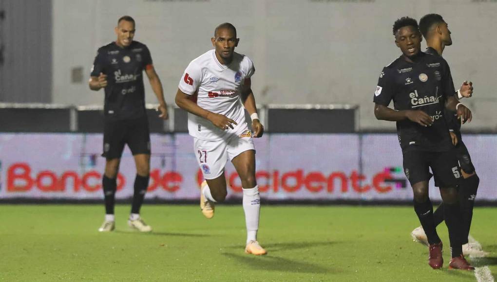 Jerry Bengtson marcó el tercero a favor del Olimpia.