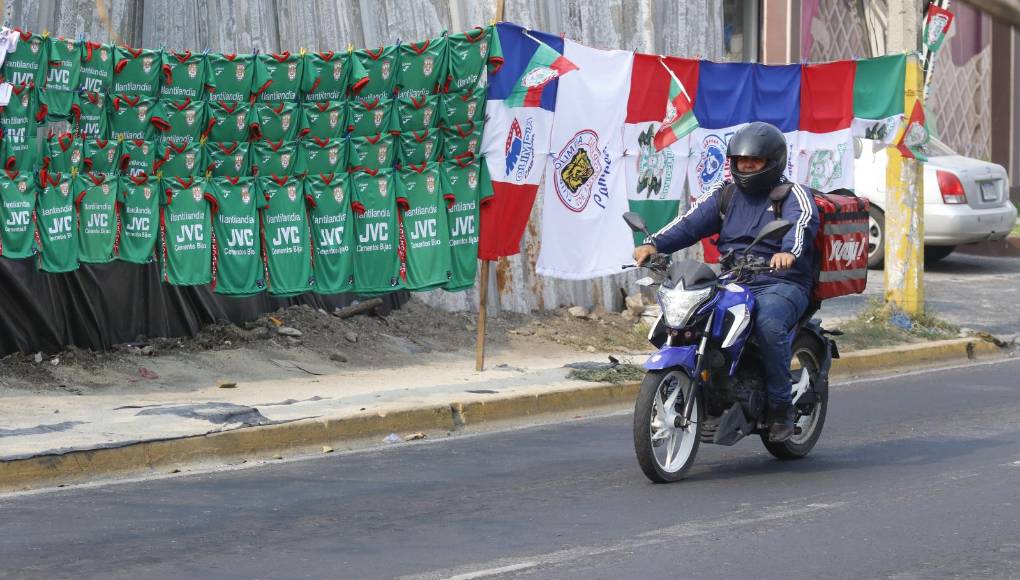Después de la venta física, nos trasladamos al Estadio Morazán, donde se comenzó la venta en el mercado negro, pero ¿a cuánto estan los precios? 