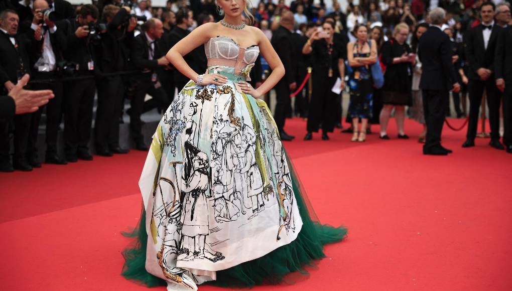 María Bakalova aportó dramatismo con un voluminoso vestido de tul. Una noche histórica para la actriz quien interpreta a Ivana Trump en “The Apprentice” y estaba radiante cuando se reunió con sus compañeros de reparto en la alfombra roja.