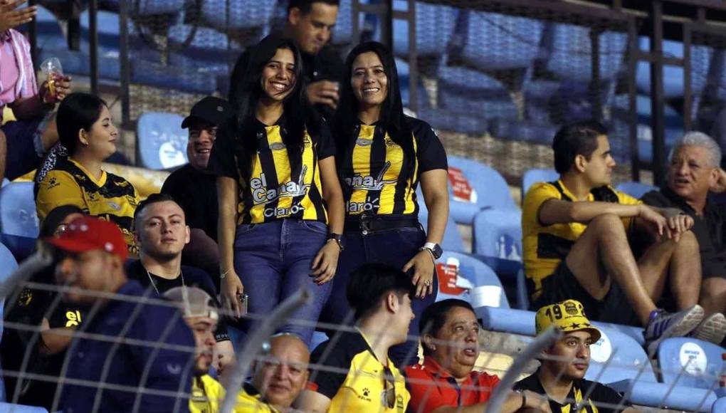 Bellas aficionadas del Real España que disfrutaron del Clásico ante Olimpia.