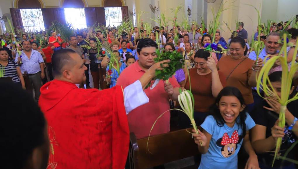 Desde tempranas horas, una gran cantidad de feligreses católicos celebran el Domingo de Ramos en San Pedro Sula. 