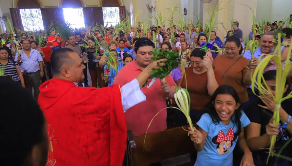 Desde tempranas horas, una gran cantidad de feligreses católicos celebran el Domingo de Ramos en San Pedro Sula. 