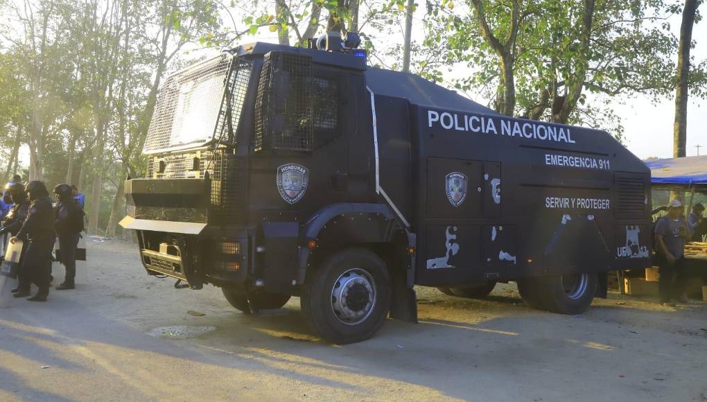 Sin embargo, un fuerte contingente de la Policía Nacional llegó al lugar para evitar disturbios. 