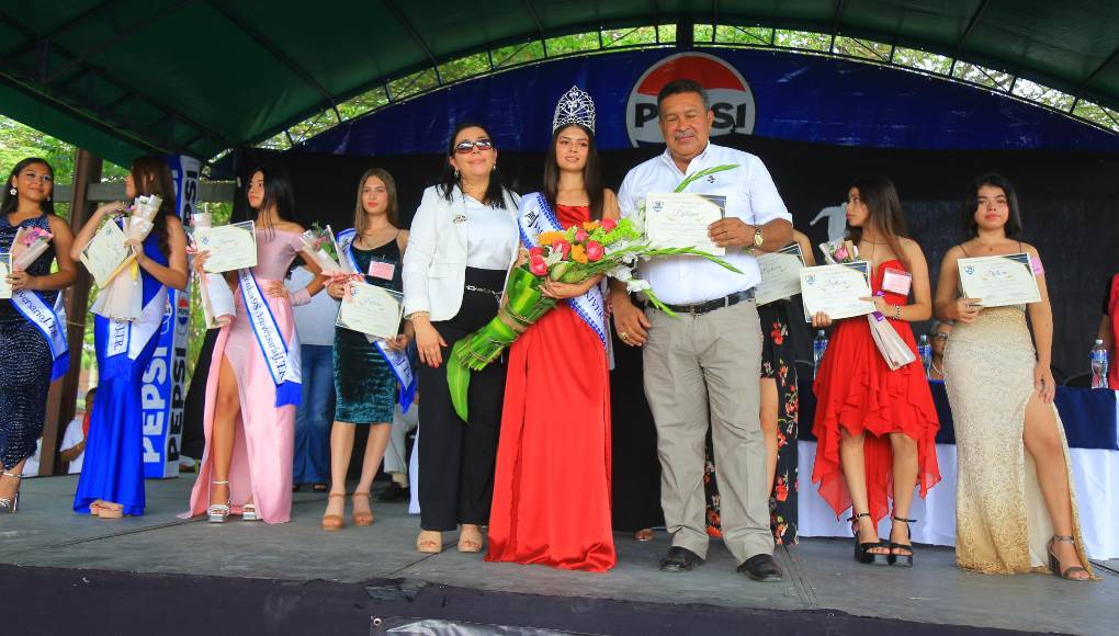 En la celebración fue electa la madrina del aniversario, que este año tuvo como ganadora a Alejandra Sarahí Ramos Archaga, estudiante del bachillerato en Ciencias y Humanidades. Wilson Mejía, director del colegio fue el encargado de colocar la banda y entregar el diploma de reconocimiento a la triunfadora. 