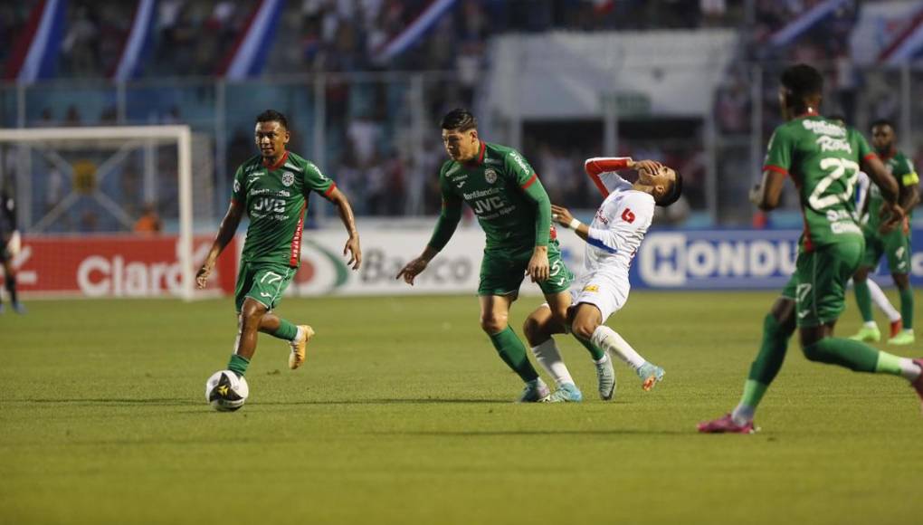 Michaell Chirinos se duele tras un golpe de Francisco ‘Chelito’ Martínez.