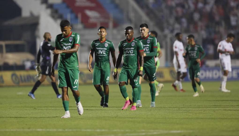 Los rostros tristes de los jugadores del Marathón por la derrota en la ida de la final contra el Olimpia.