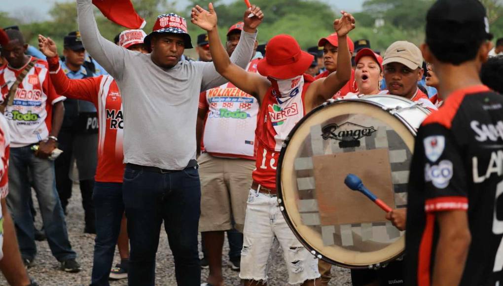 Los hinchas del conjunto de La Ceiba se reunieron para darle ánimo a los jugadores que descendieron por primera vez con el Vida.