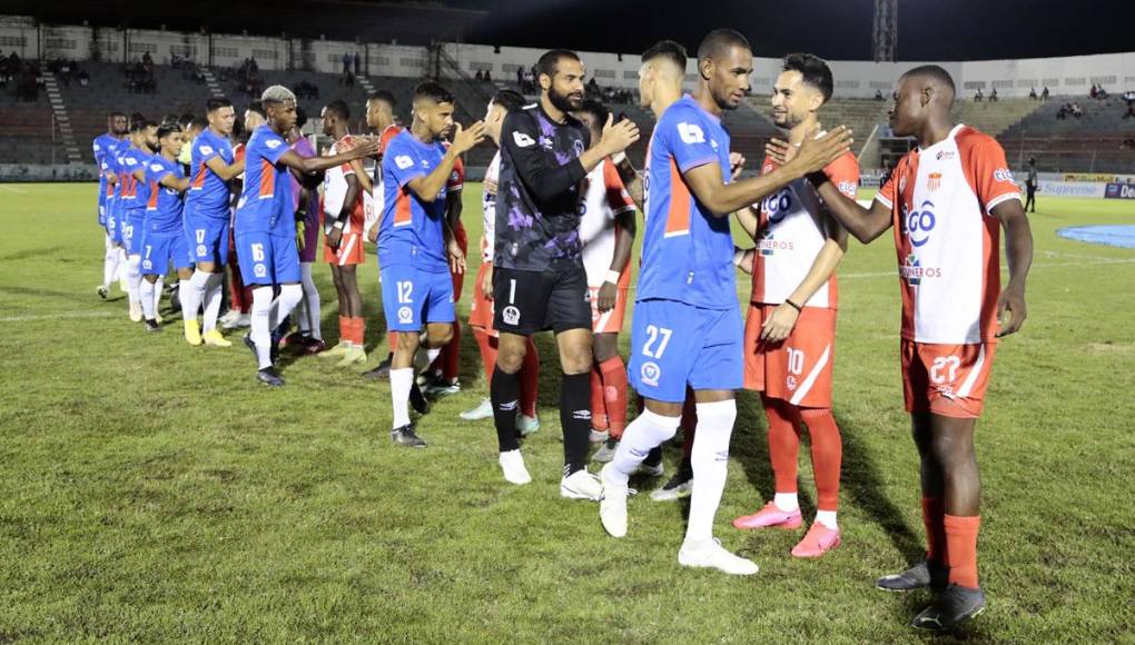 Los jugadores del Olimpia y Vida se saludan antes del inicio del partido en el estadio Ceibeño.