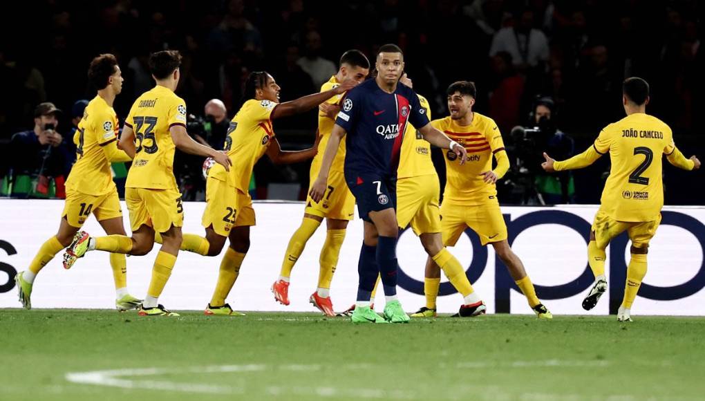 La celebración de los jugadores del Barcelona tras el gol de Andreas Christensen y la cara de pocos amigos de Mbappé.