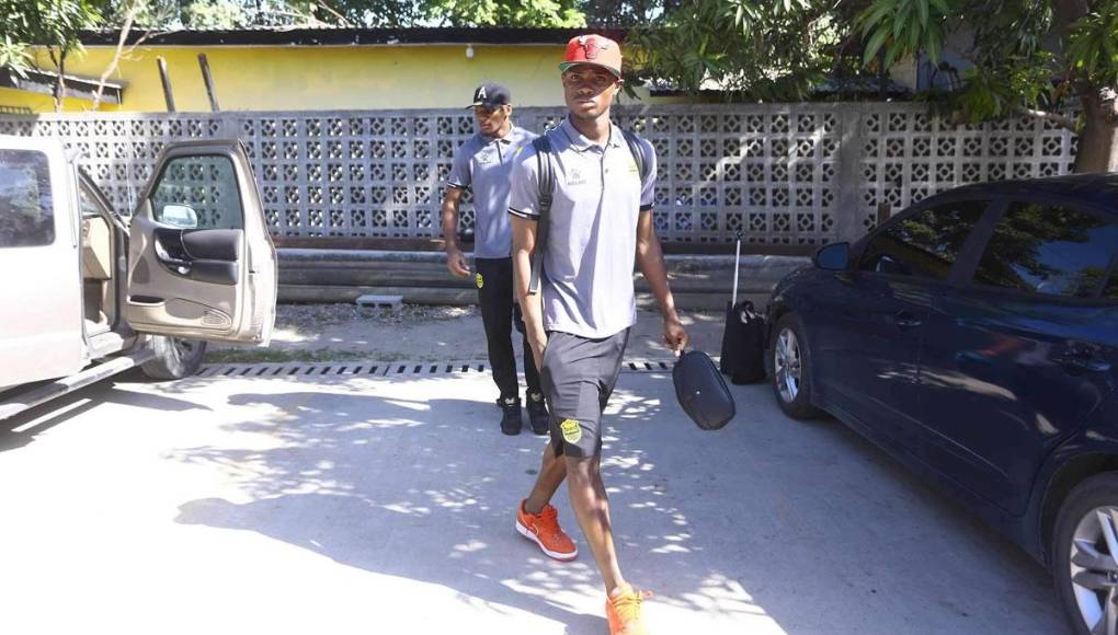 Portando gorras estilo rapero junto a sus respectivos Nike (AIR y Jordan), la chavalada de la Máquina demuestra su flow.