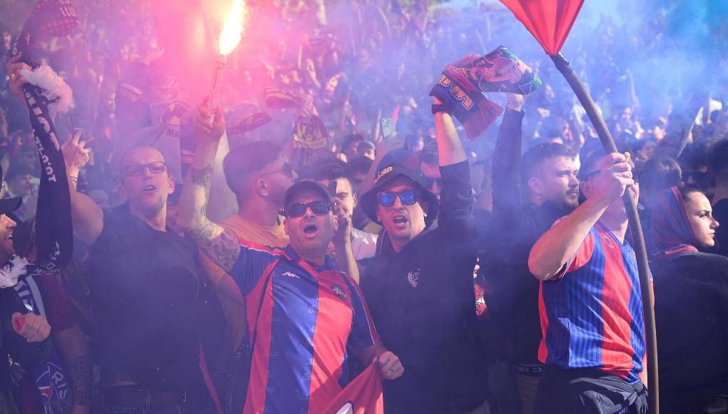 Los seguidores del Barcelona encienden bengalas y ondean banderas cuando llegan al estadio antes del partido por el boleto a las semifinales.