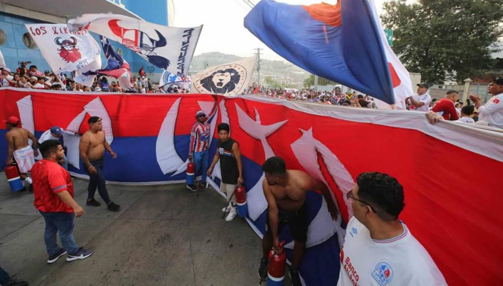 Aquí te mostramos algunas de las mejores imágenes de lo que se vivió en las afueras del Estadio Nacional. 