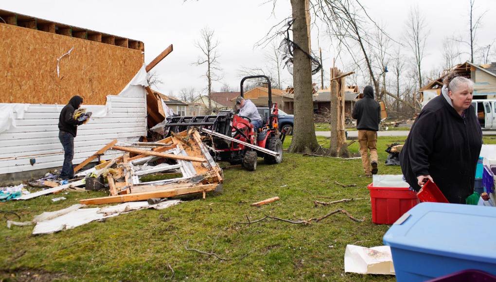 El gobernador de Kentucky, Andy Beshear, dijo en redes sociales que otro <b>tornado</b> pasó por los poblados de Gallatin y Trimble en su estado, sin víctimas mortales.