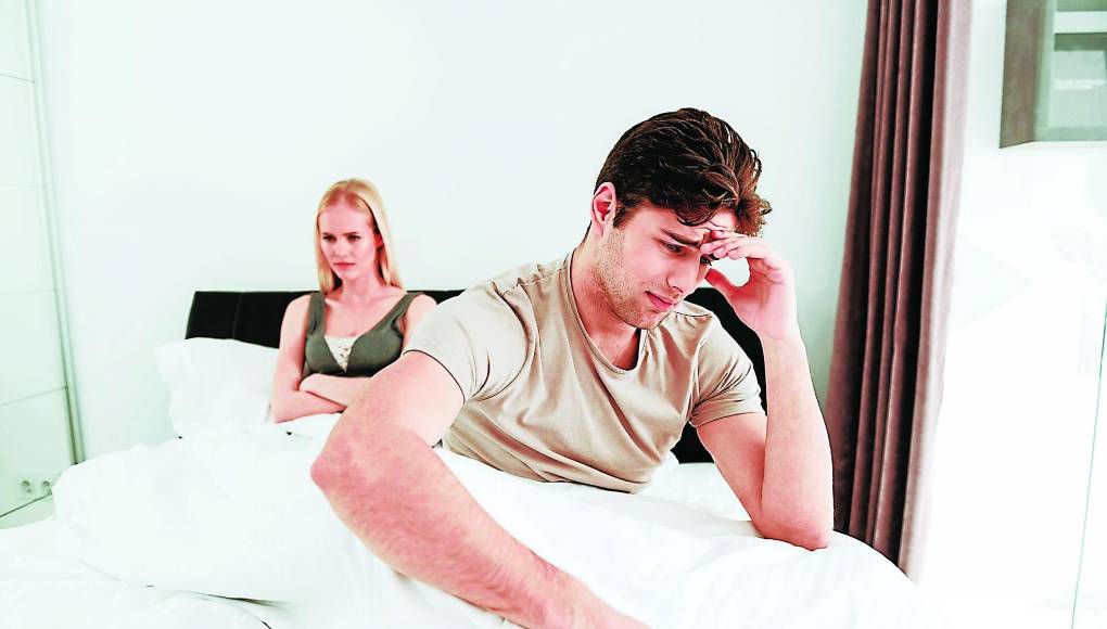 Hombre cree que ya no funciona en la cama sólo con su mujer