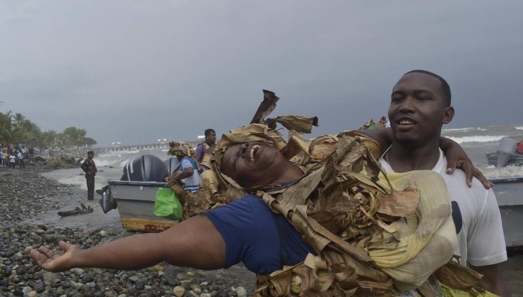 Entre drama y realismos, los afrodescendientes conmemoraron sus 227 años de herencia. El mar agitado por el mal tiempo no les robo su alegría.
