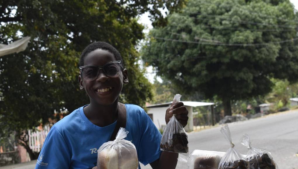 Los más pequeños llevan por herencia la hospitalidad de estos pueblos, donde la cultura y la gastronomía se desborda en esta parte del Caribe de Honduras.