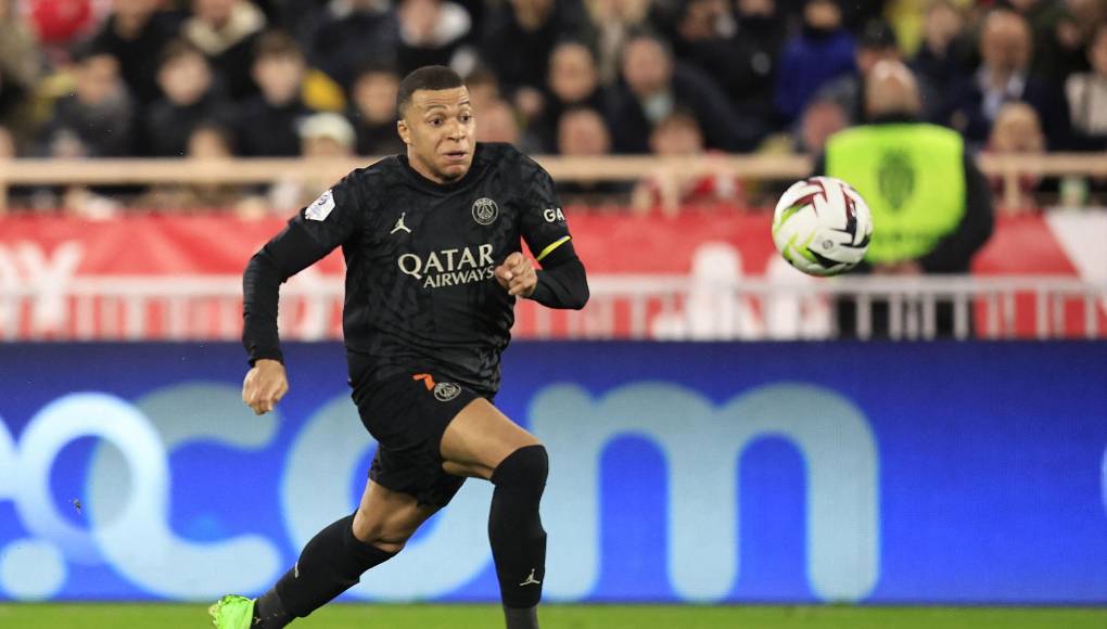 Luis Enrique sacó a Kylian cuando terminó la primera mitad sin niguna explicación. Los medios especulaban con una posible molestia del jugador, pero en realidad fue una mera decisión del técnico.