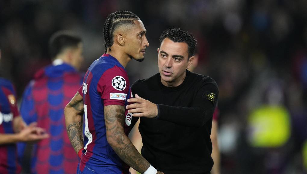 Xavi tuvo que controlar y consolar a Raphinha que estaba enfadado tras la eliminación.