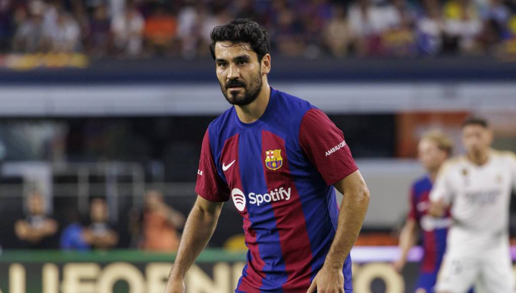 Ilkay Gundogan no se mueve del mediocampo.