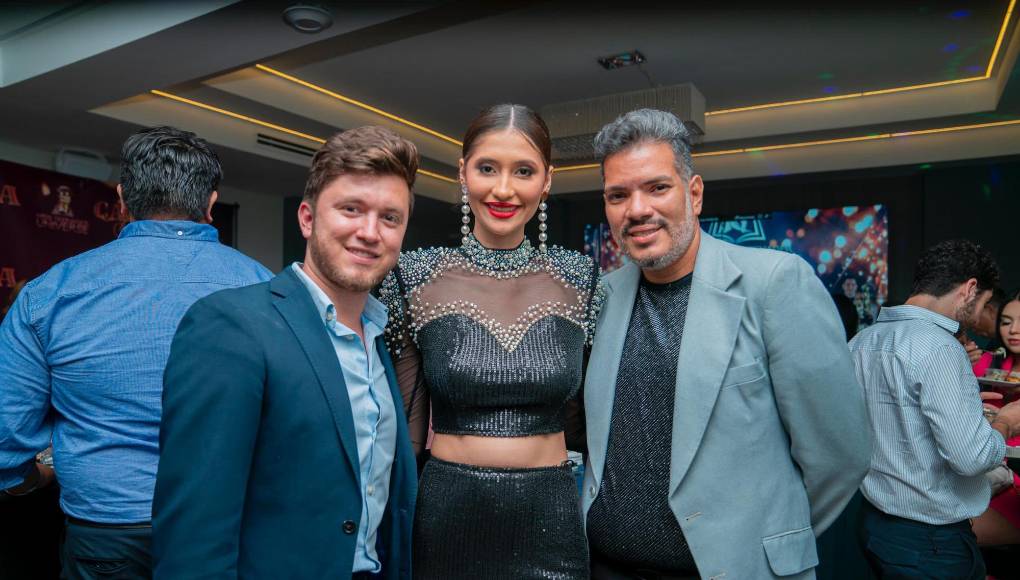 Josué Cover, director de prensa de la Municipalidad de San Pedro Sula, con Stephie Morel, Miss Supranational, y el diseñador Danilo García.