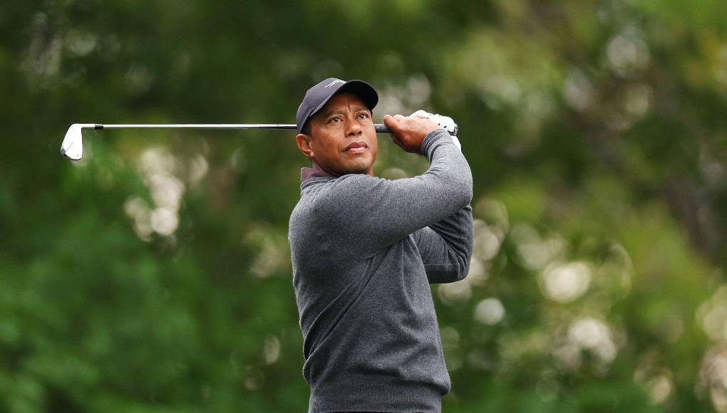 Tiger Woods era un atleta profesional admirado y exitoso que estaba escribiendo su nombre en los libros de historia con cada nueva victoria, pero todo eso terminó por destruir en 2009 cuando el legendario campeón se vio envuelto en un complicado escándalo sexual que opacó todos sus logros y puso fin a su imagen de hombre perfecto e intocable.