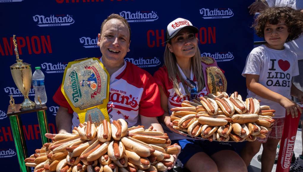 El rey de los glotones revalida su título de comer “hot dogs” en Nueva York