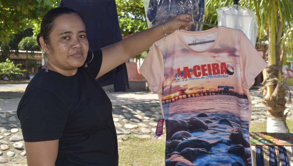 La emprendedora ceibeña, Merary Reyes, desde este viernes se instaló en el Paseo de Los Ceibeños, ofrece prendas de vestir con promociones de La Ceiba, Tela, Tegucigalpa y Copán.