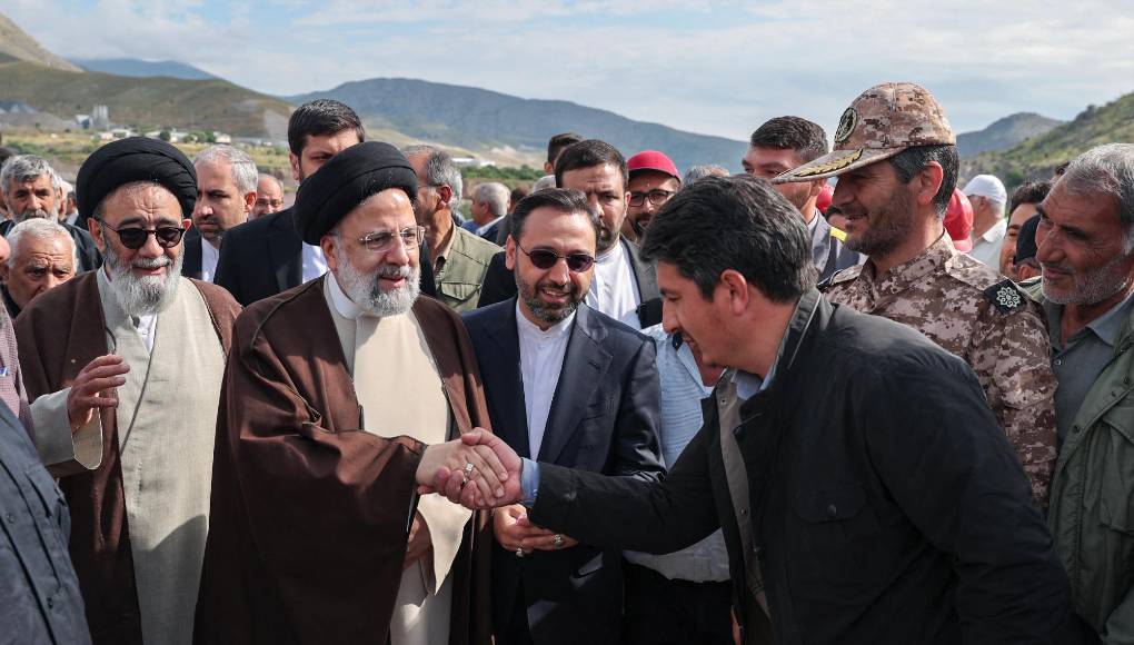 La agencia de prensa oficial IRNA informó después de que Raisi, así como el ministro de Relaciones Exteriores, Hossein Amir-Abdollahian, se encontraban entre los pasajeros del aparato, junto con el gobernador provincial y el principal imán de la región.