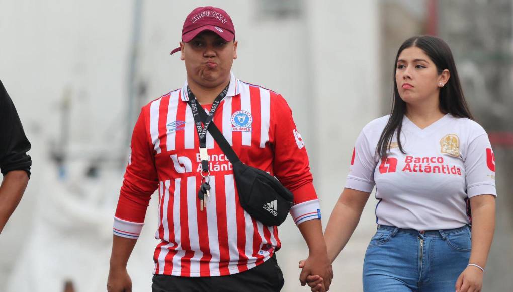 Así arribaron estos aficionados del Olimpia al recinto capitalino. 