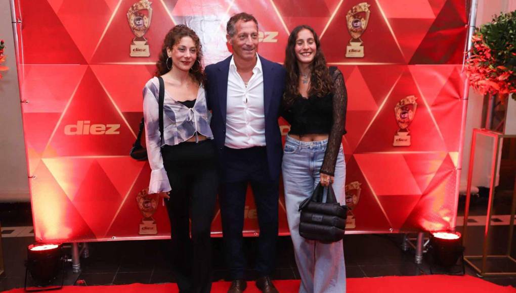 Pedro Troglio llegó a los Premios DIEZ 2023 en compañía de sus hijas. 
