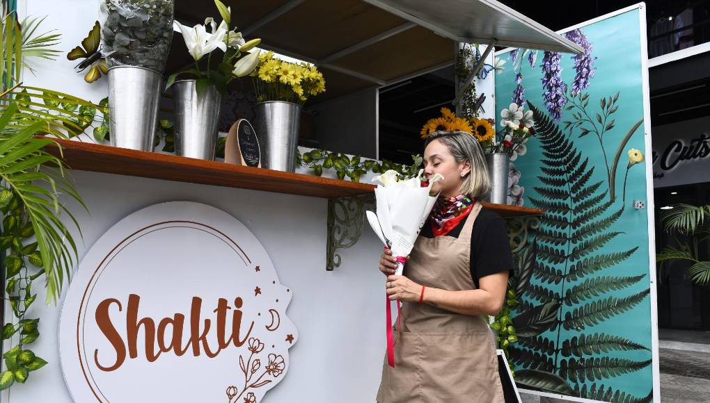 Con una sonrisa y la amabilidad que la caracterizan, la sampedrana Marielle Cook, de 39 años, recibió al equipo de LA PRENSA en su pequeño camión de flores, el primer emprendimiento con este concepto en la ciudad.