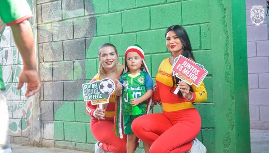 Las dos bellas modelos recibieron a los aficionados del Marathón en la entrada del Yankel con esta linda sonrisa.