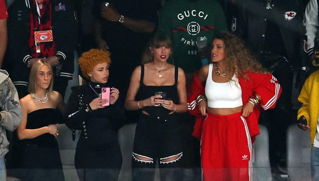 De izquierda a derecha, Ashley Avignone, Taylor Swift, Ice Spice y Blake Lively durante el Super Bowl 2024.