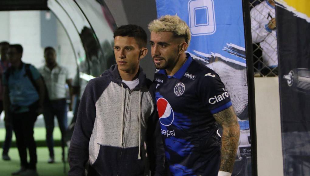 El argentino se tomó fotos con los presentes tras culminar el partido en Comayagua.