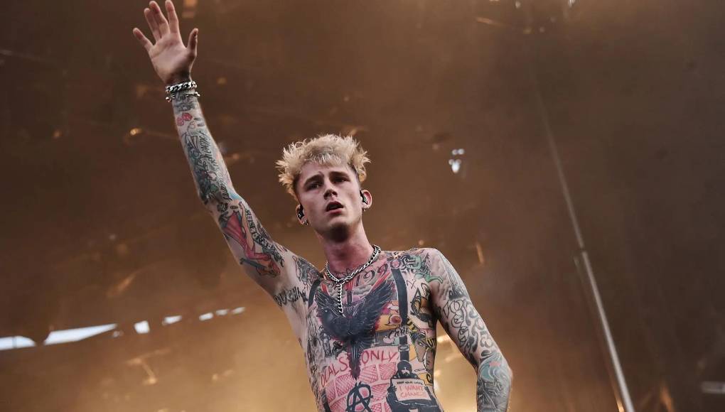 El cantante ha utilizado su última canción para explicar por fin el significado de esta última modificación a su arte corporal, que oculta buena parte de los tatuajes que se había hecho en el pasado.