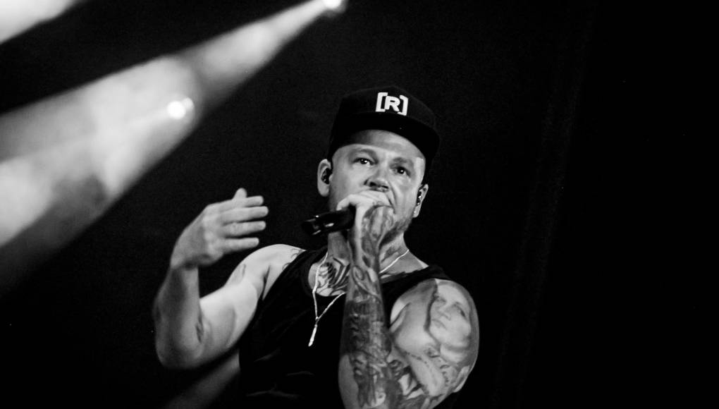 Su forma de componer y su letra han sido halagadas por la prensa especializada y han sido estudiadas en colegios y escuelas superiores. Un activista altamente respetado, Residente ha sido reconocido por sus contribuciones a muchas causas y organizaciones filantrópicas, funge como embajador de Amnistía Interancional y en el 2015 le fue otorgado el Premio del Reconocimiento en la cumbre mundial de Laureados del Nobel de la Paz. 